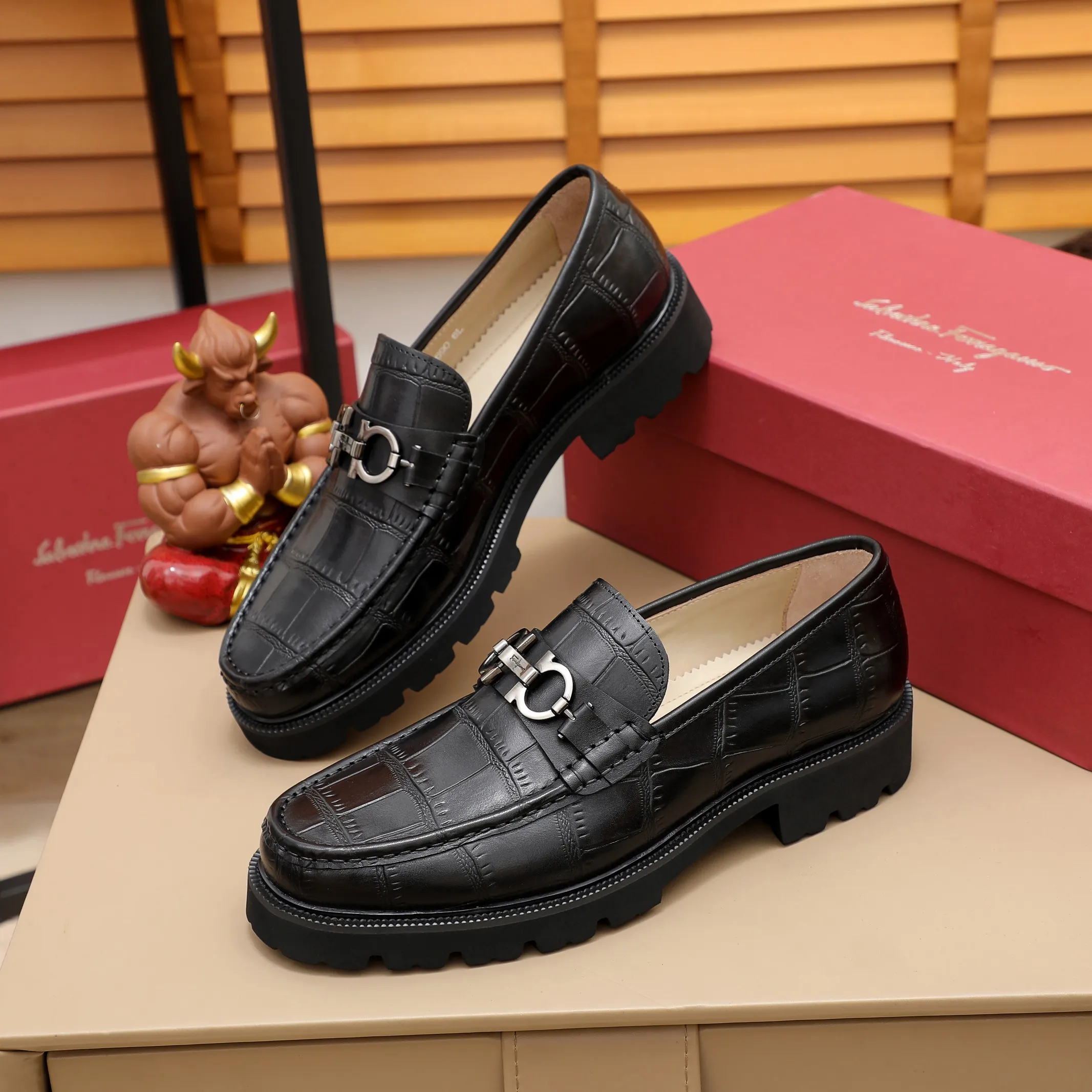 Men's shoes 💰540 🕷🕷🐂【Ferragamo】Ferragamo Popular fashionable casual shoes🇨🇳Official website counter 1:1 production, original mold opening💯Good quality visible, imported high-end first-layer waxed calfskin, water-dyed🐂leather lining🌿very clear texture, high-quality waterproof, non-slip and wear-resistant outsole🎋high quality and low price, truly handmade🍓Black optional! Code number 38-45……